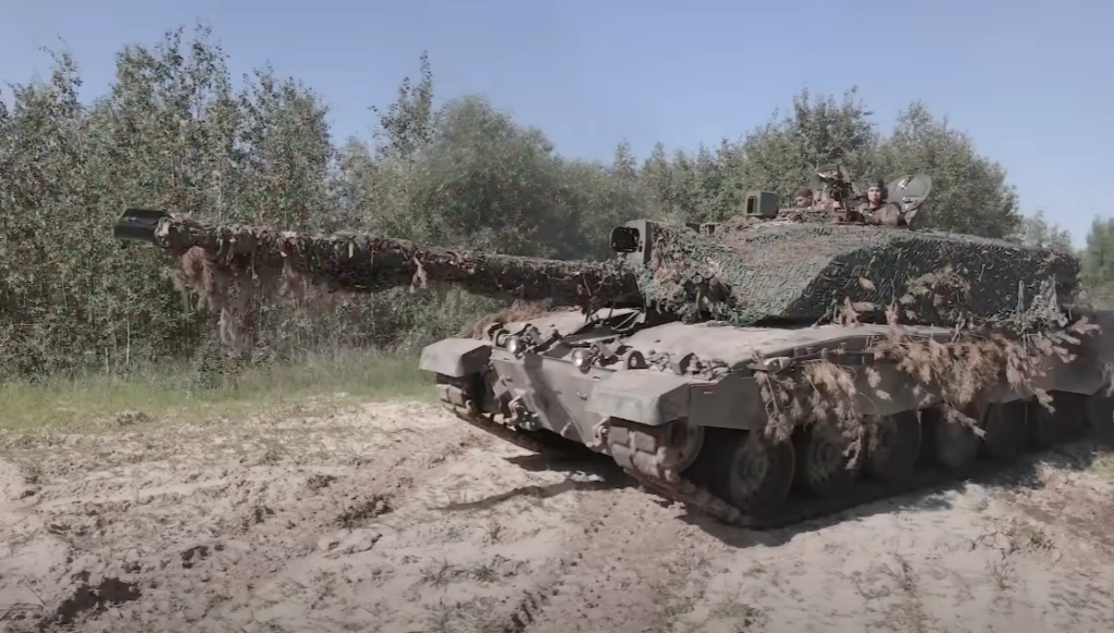 Украинские десантники впервые показали танк Challenger 2 в действии