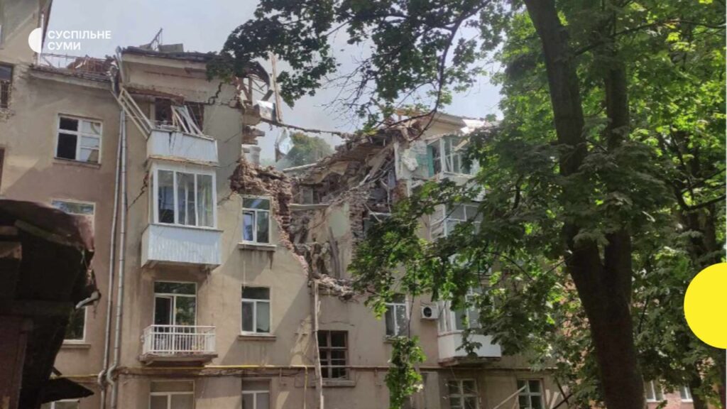 Россия нанесла удар по пятиэтажке в центре Сум: есть погибший