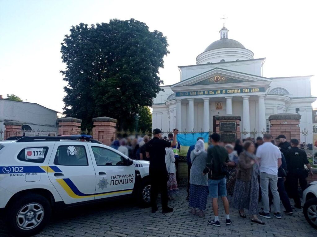 У Білій Церкві “батюшки” моспатріархату зачинилися в соборі, який перейшов до ПЦУ: відбиваються від вірян вогнегасниками