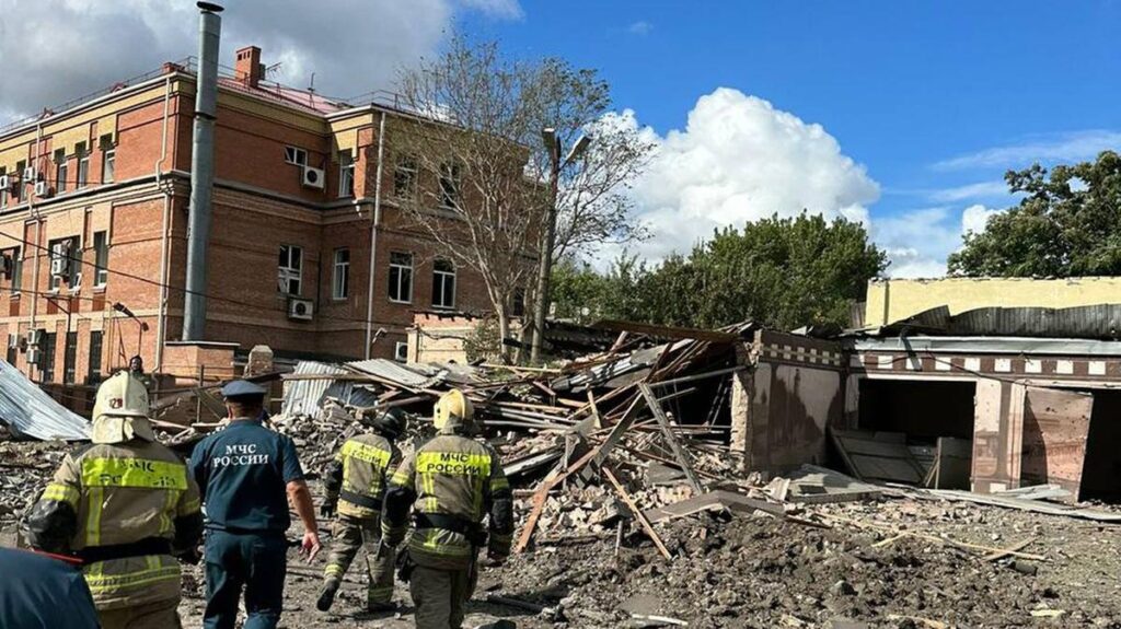 У центрі Таганрога вибухнула невідома ракета, постраждало 14 осіб: Москва погрожує Україні “жорсткою відповіддю”