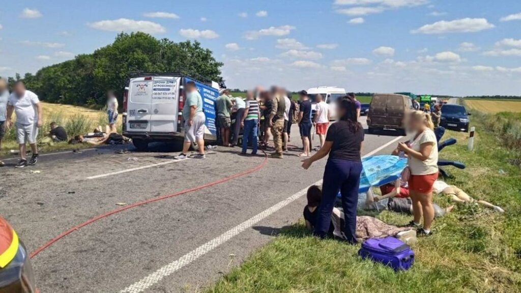 На Кіровоградщині сталася моторошна ДТП: зіткнулись два мікроавтобуси, дві людини загинуло, 16 госпіталізовано