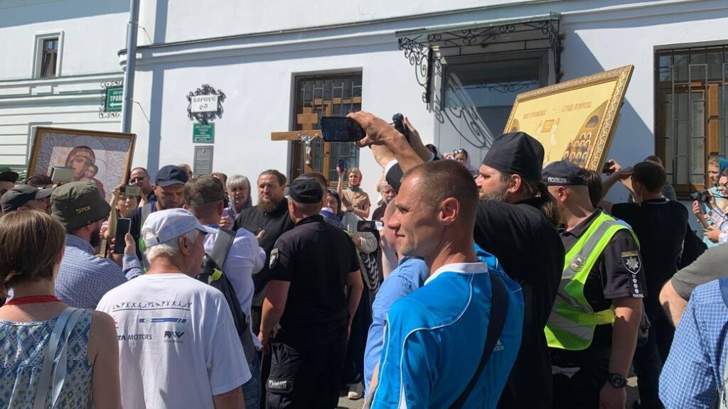 Прихильники моспатріархату не пустили комісію заповідника до корпусів Нижньої лаври