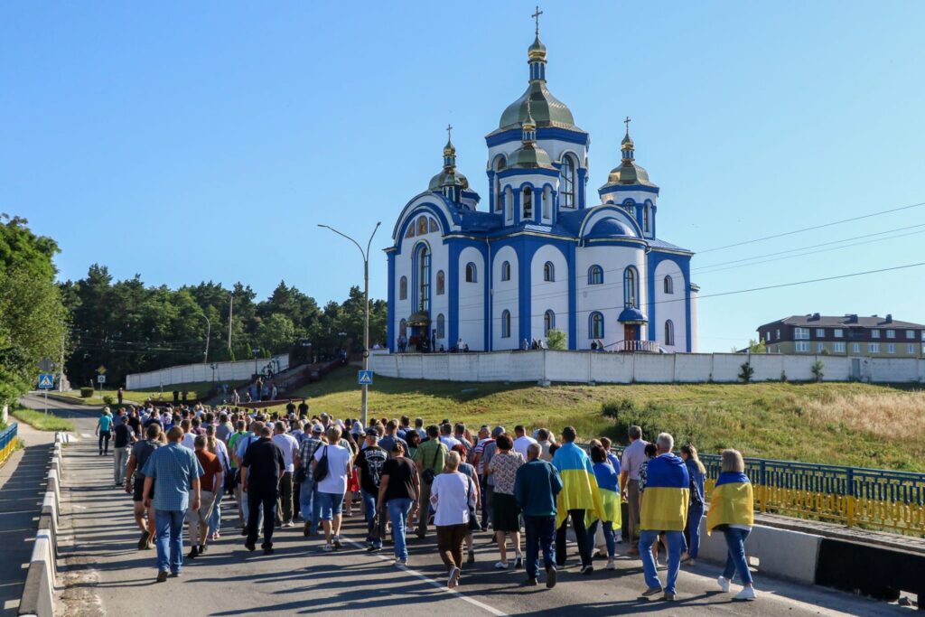 Мешканці Нетішина на Хмельниччині вигнали священників московської церкви з собору, який перейшов до ПЦУ ще у квітні