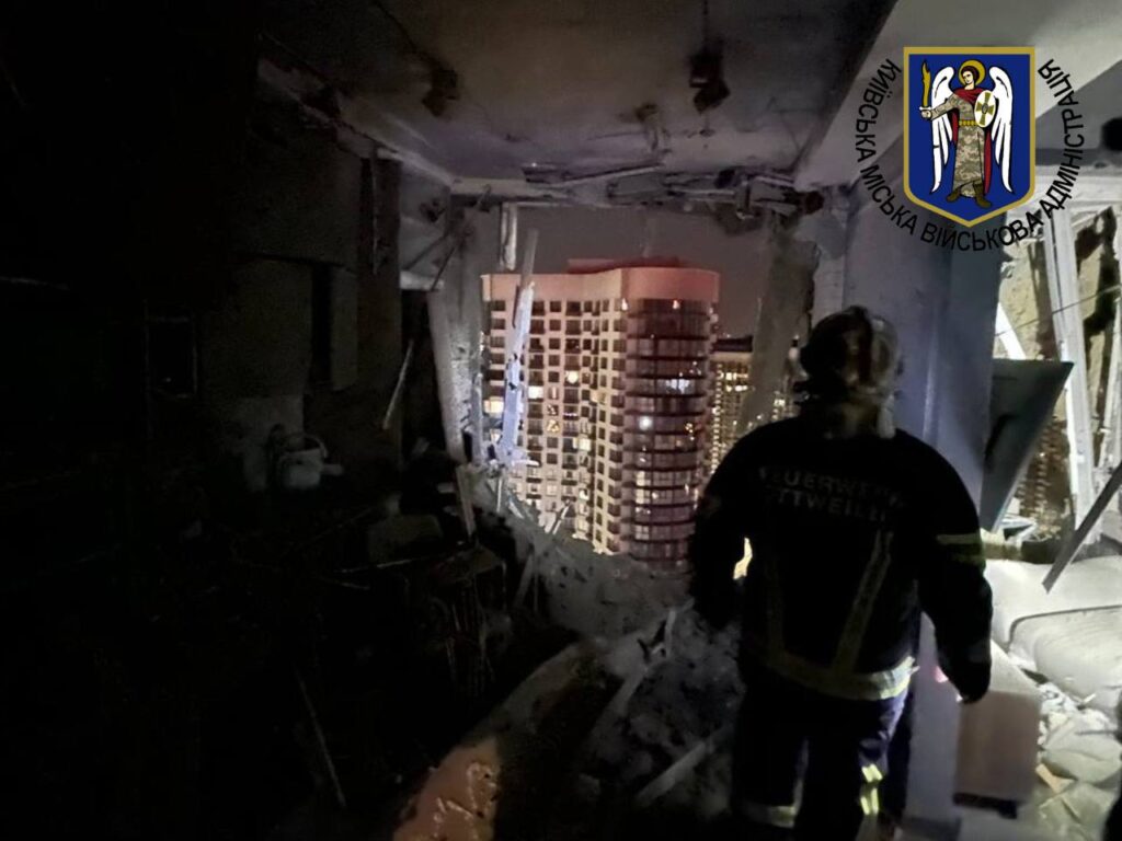 Росіяни масовано атакували Київ: пошкоджені будинки, є загиблий та поранені