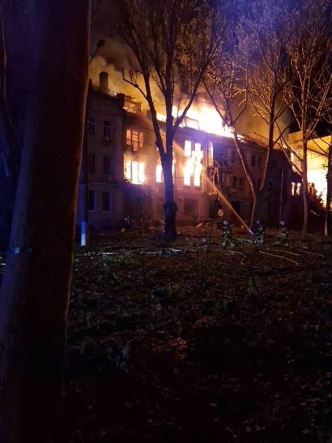 Росіяни вночі масовано обстріляли Миколаїв: є руйнування та загиблі, ще 18 людей поранено, серед них діти