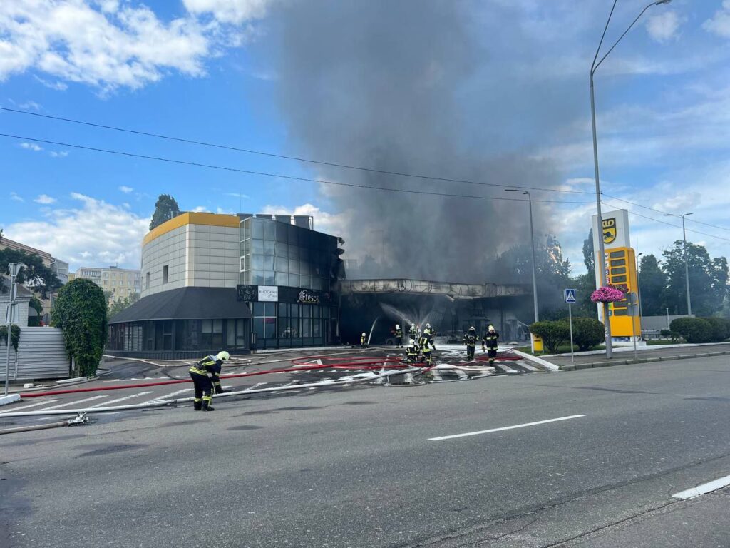 У Дніпровському районі Києва спалахнула пожежа на АЗС: перші подробиці