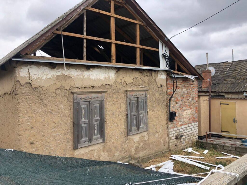 Війська РФ обстріляли Нікополь з важкої артилерії: пошкоджено приватні будинки та господарські споруди