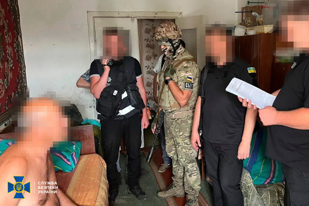 Допомагав росіянам знаходити та катувати українських патріотів під час окупації: СБУ затримала чергового колаборанта на Миколаївщині