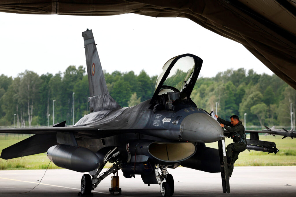 Навчання на F-16 до кінця літа пройдуть лише шість українських пілотів – ЗМІ