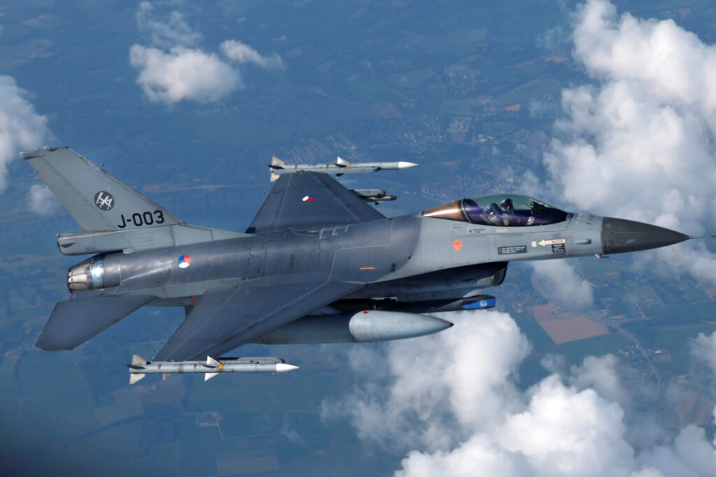 Наскільки злітні смуги в України готові до винищувачів F-16: відповідь Повітряних сил ЗСУ
