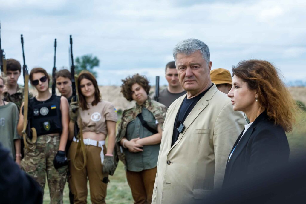 Порошенко у День молоді показав військовий вишкіл на полігоні