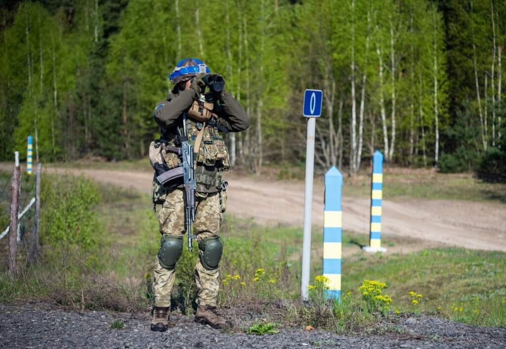 Уряд дозволив виїзд за кордон певним категоріям студентів-чоловіків: кого це стосується
