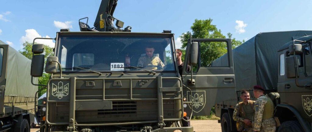 Тепер не будуть тягати вручну снаряди по 56 кг – стало відомо, що Порошенко привіз артилеристам на фронт