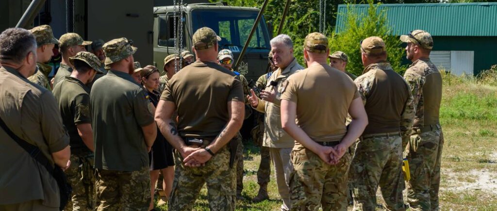 Військові не мають принижуватися перед чиновниками, щоб отримати статус УБД – Порошенко під час поїздки на Донеччину