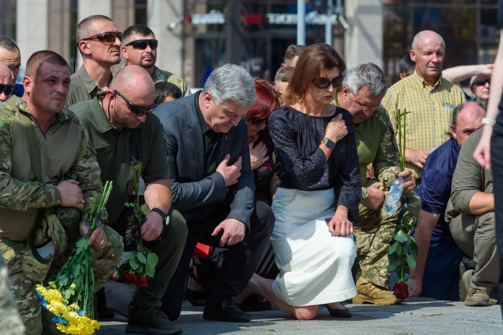 Петро і Марина Порошенки з побратимами попрощалися з Сергієм “Соколом” Ільницьким, який загинув в бою на Донбасі