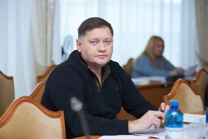 Літні куртки для ЗСУ за вартістю зимових: до скандалу Міноборони причетний нардеп від “Слуг”, який пов’язаний з Богуслаєвим