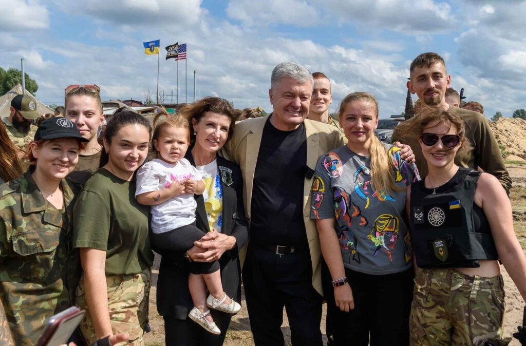 Порошенко виділив мільйон гривень на проєкти молоді, яка постраждала від війни