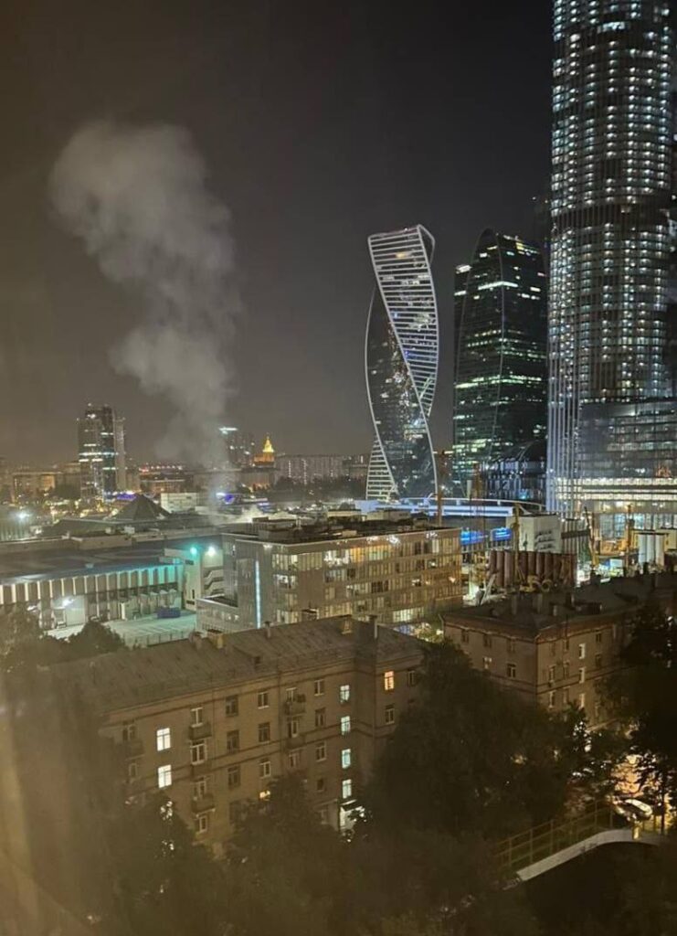 В Москве ночью прогремели взрывы: власть пишет об атаке БПЛА и падении обломков на здание «Экспоцентр»