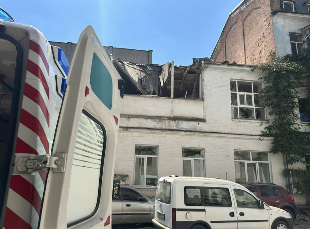 Росіяни обстріляли херсонську лікарню, загинув лікар