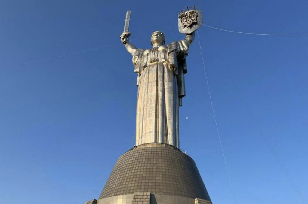 На монумент “Батьківщина-мати” встановили тризуб