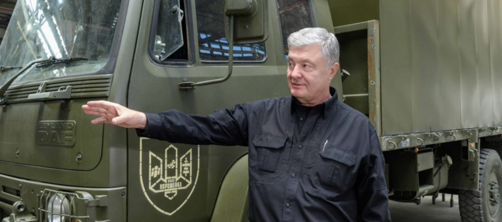 Пока Россия терроризирует Украину — мы конвертируем свою ярость в помощь Вооруженным Силам — Порошенко показал производство техники для армии