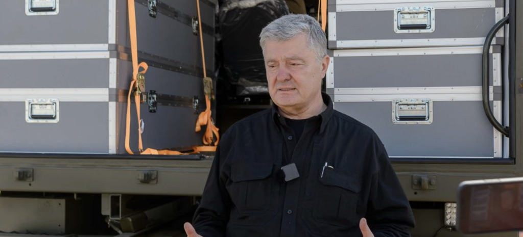 “Забезпечуємо Перемогу”: Порошенко під час поїздки на фронт передав військовим комплекс “Посейдонів”, техніку та обладнання