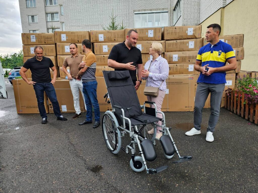 Ірина Геращенко з колегами до Черкас привезла 60 візків для людей з інвалідністю