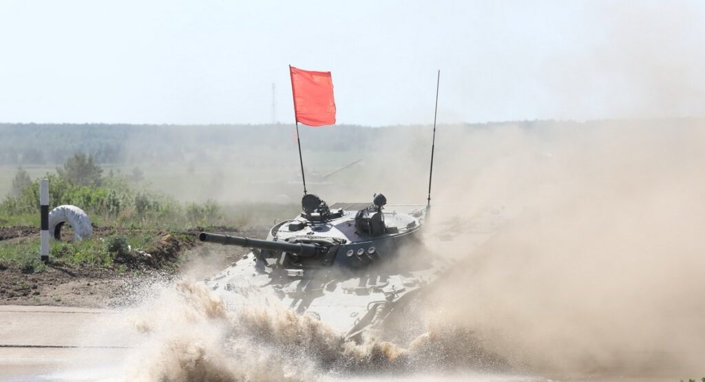 Ворожа БМП разом з десантом підірвалася на міні: вражаюче відео