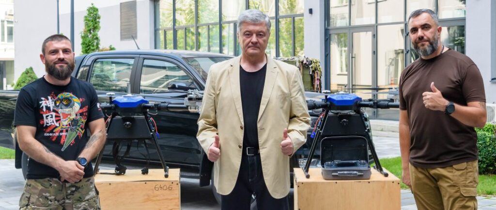 Порошенко передав два безпілотники “Кажан” і пікап JAC десантникам 82 бригади