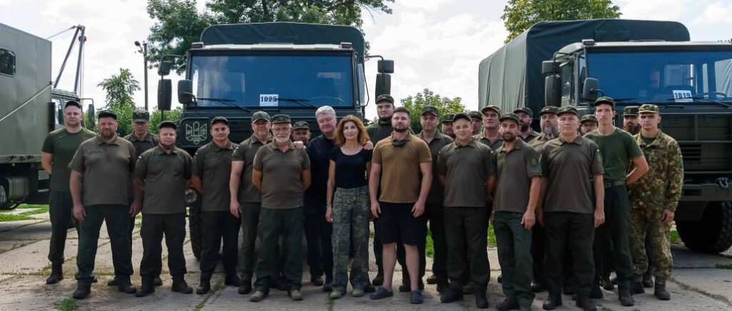 Порошенко на восточном фронте передал технику и оборудование спецназовцам «Азова»