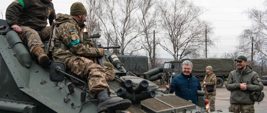 Спасают сотни раненых воинов: Порошенко показал в работе бронемашины «Спартан»