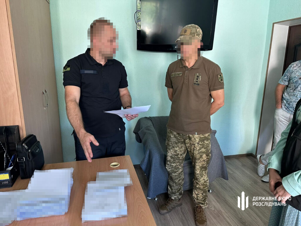На Миколаївщині офіцер нарахував понад п’ять мільйонів виплат підлеглим, які по три місяці не з’являлися на службі: йому оголосили підозру