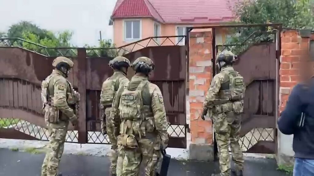 Збитки на 20 мільйонів гривень: в Україні затримали шахраїв, які збагачувались на “продажі” авто для ЗСУ