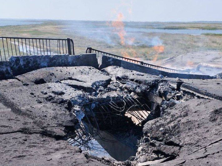 Два мости, що ведуть до Криму зазнали обстрілів: окупанти звинувачують ЗСУ