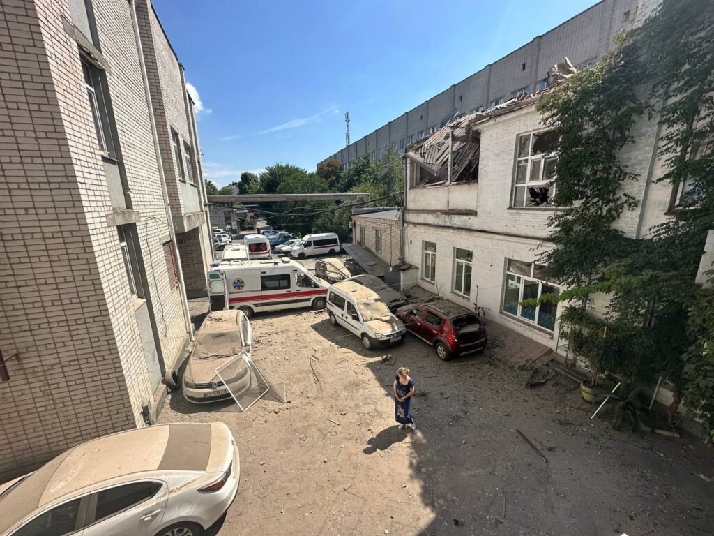 Удар військ РФ по лікарні в Херсоні: зросла кількість постраждалих медиків