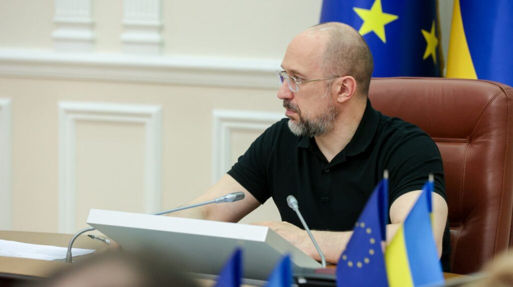 Від початку війни в Україні скоротили третину чиновників