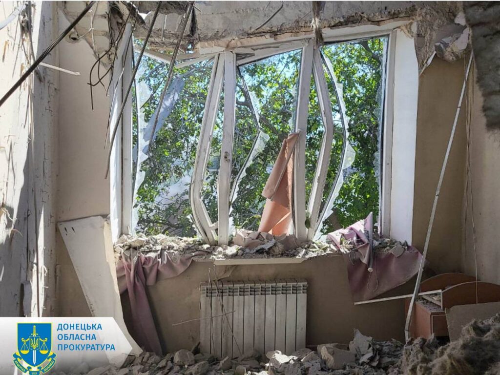 Армія РФ атакувала центр Курахового: поранені люди
