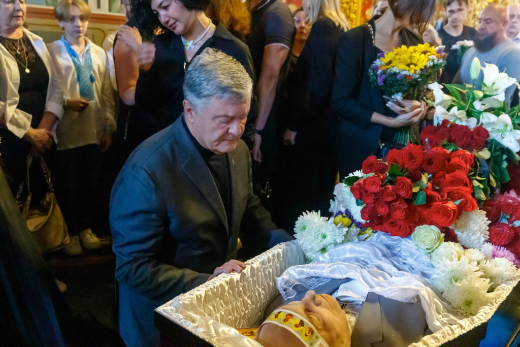 Маємо збудувати Україну, про яку він мріяв – Порошенко на прощанні з Ігорем Козловським