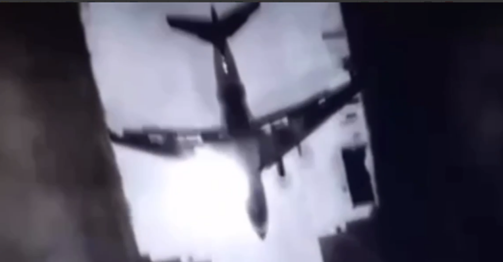 Удар по аеродрому під Псковом: з’явилось унікальне відео враження російського Іл-76