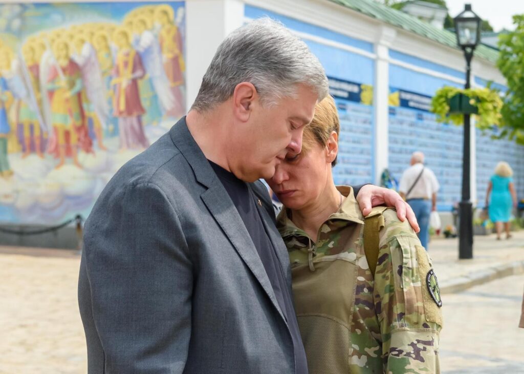 Втратила коханого: Порошенки підтримали Марусю Звіробій і провели в останню путь розвідника Максима Нікітенка