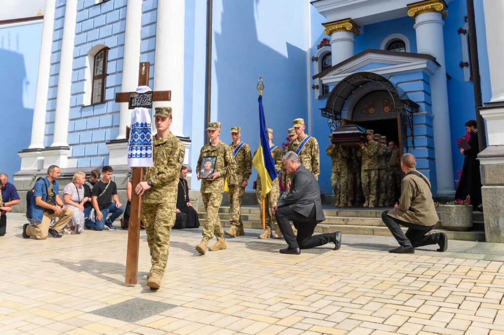 Порошенко повідомив, скільки членів його команди загинуло на фронті, і згадав їх поіменно