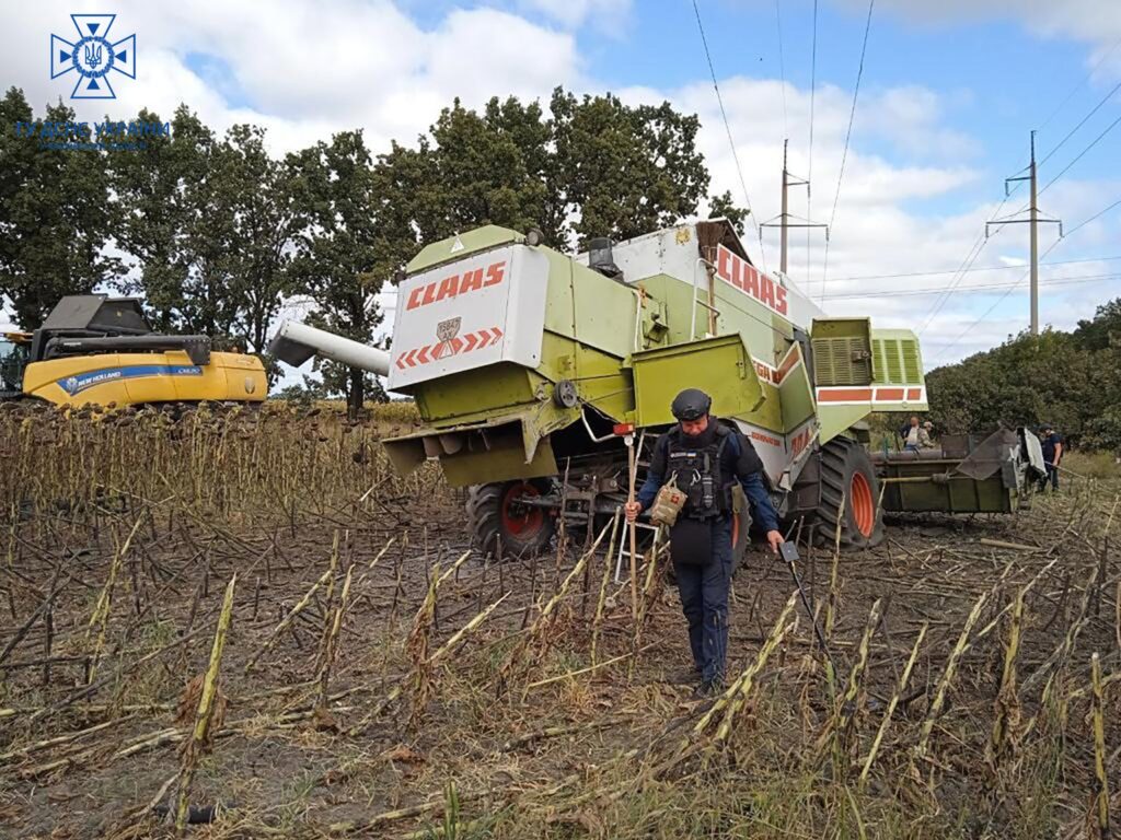 На Харківщині комбайн підірвався на ворожій міні