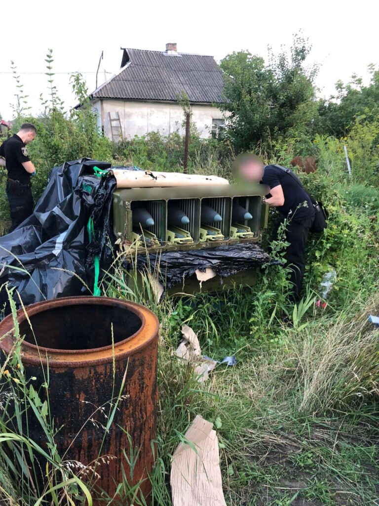Двое бывших терробороновцев Киевской области в гараже хранили отбитую у россиян ЗРК «Тор»: что им грозит