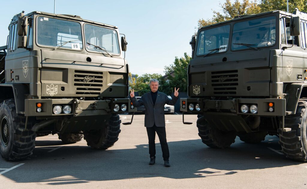 Петро Порошенко розповів, за що любить тягачі Foden, які завтра відвезе на фронт