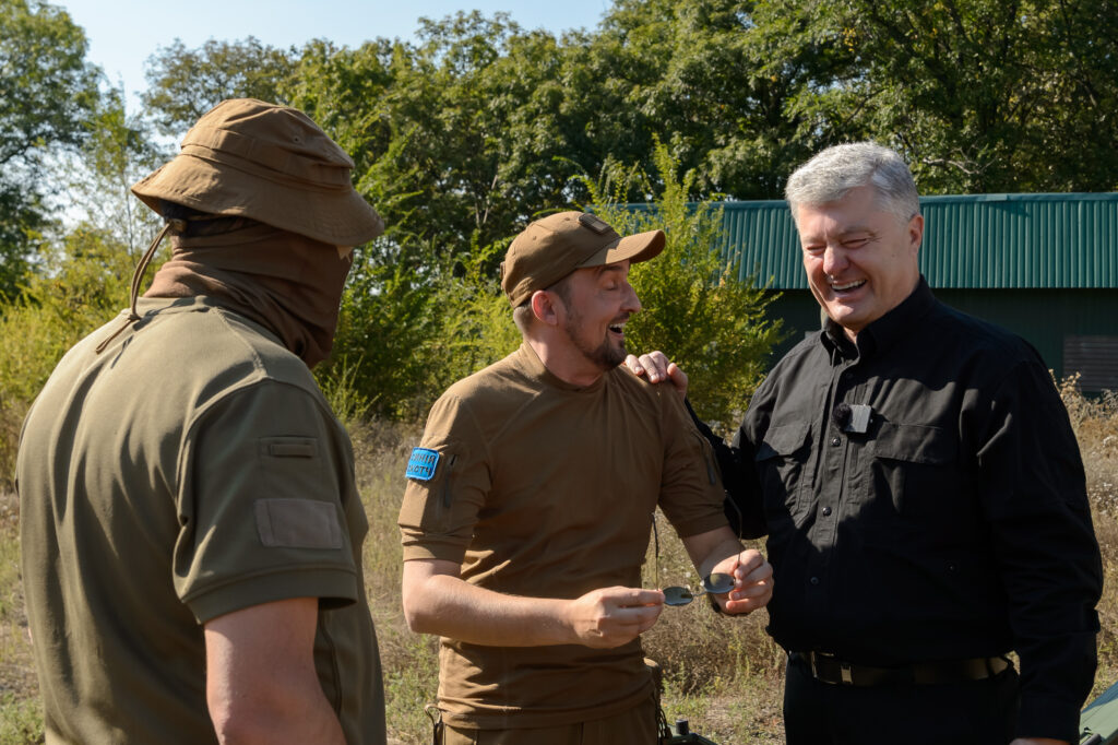 Порошенко з Процишиним привезли артилеристам дрони для розвідки: буде більше дохлої русні