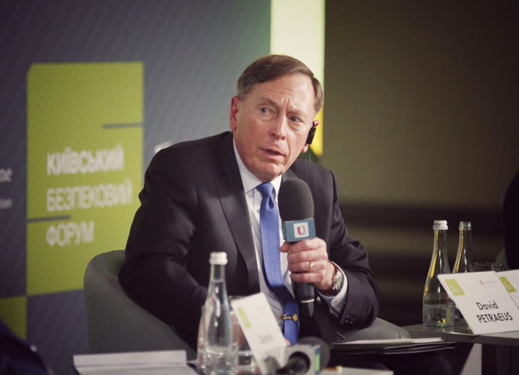 Не бачив нічого подібного з часів Другої Світової: колишній директор ЦРУ прокоментував ситуацію на фронті та відзначив успіхи ЗСУ
