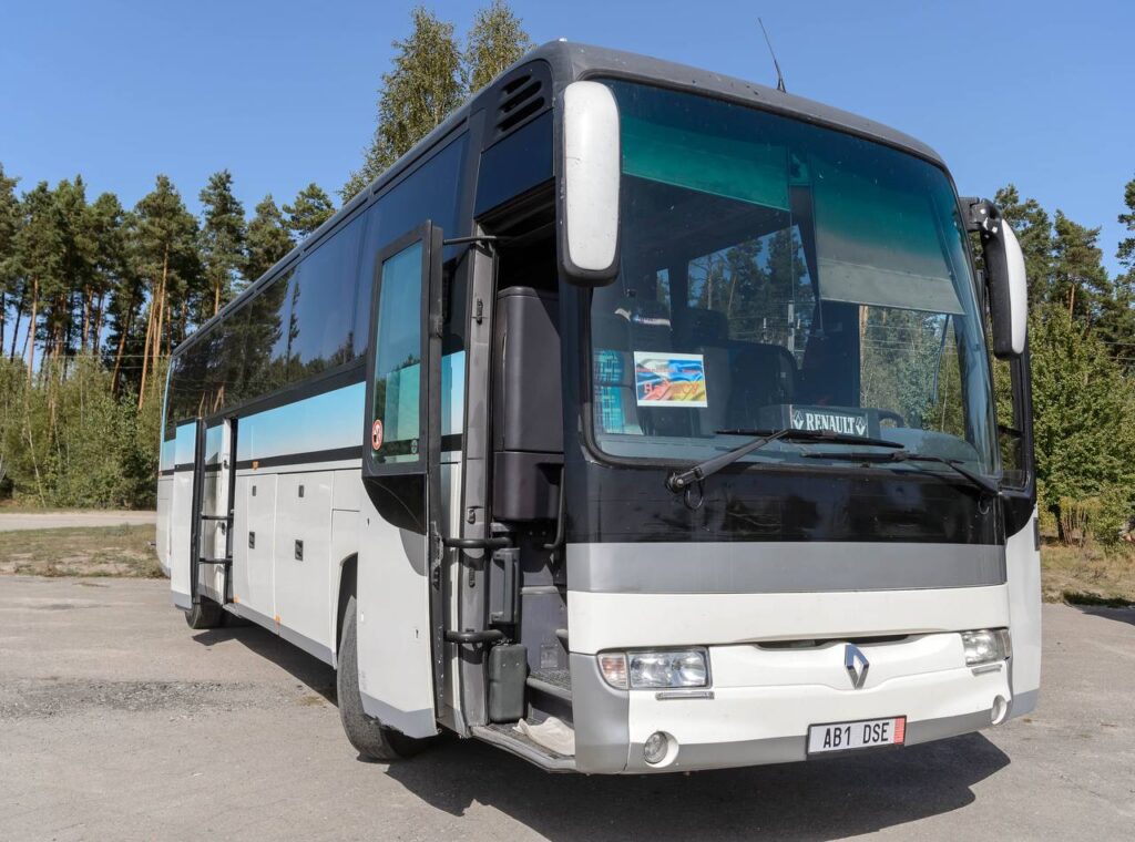 Порошенко привіз військовим льотчикам великий автобус – мусять часто їздити країною