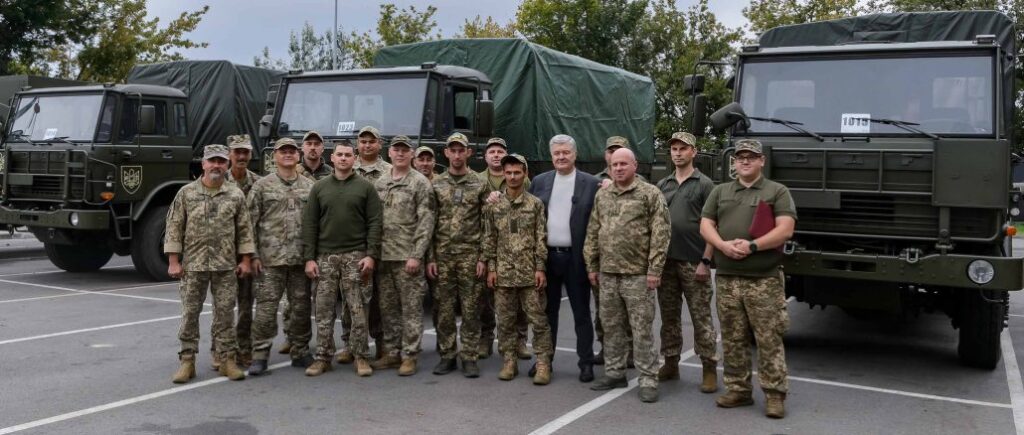Петро Порошенко передав чергову партію техніки кільком бригадам Сил оборони