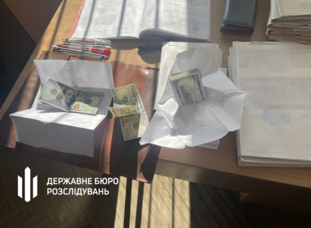 На Львівщині лікарка намагалася з’їсти хабар