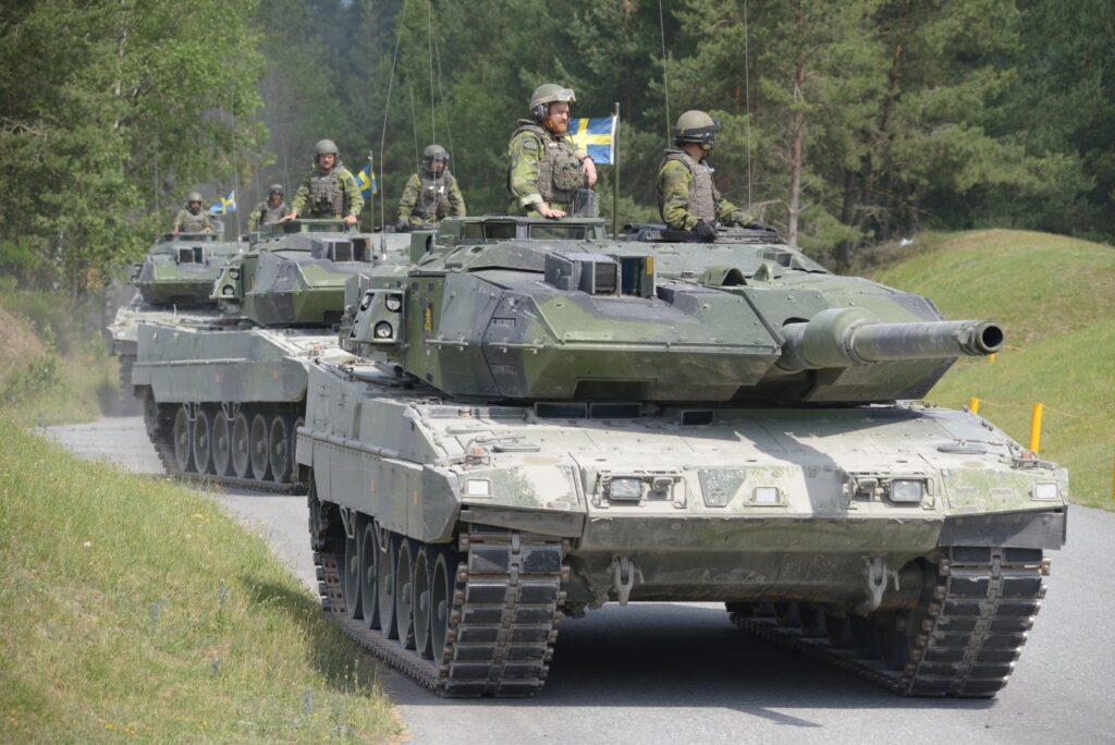 Украина получила десять танков Stridsvagn 122 от Швеции: в чем их отличие от Leopard 2